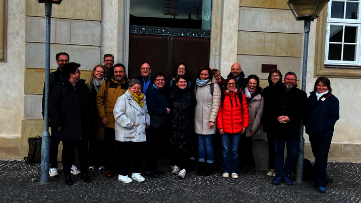 Die Gruppe steht in Kopenhagen vor einem Gebäude