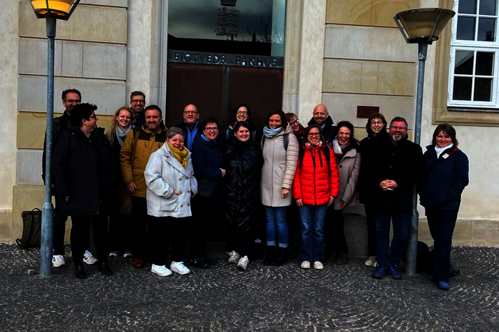 Die Gruppe steht in Kopenhagen vor einem Gebäude