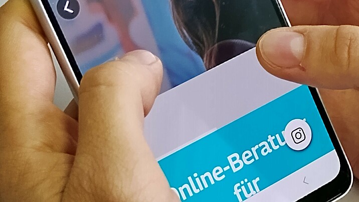 Handy mit Online Beratungs-Webseite