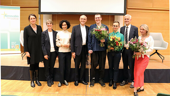 Preisträger:innen und Vertreter der Organisationen und Jury lächeln in die Kamera.