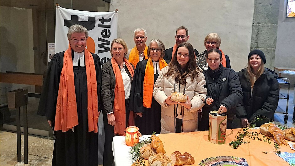 Zu sehen sind Mitwirkende des Gottesdienstes: Dekan Dr. Martin Hauff, Vorsitzende der Gesamtkirchengemeinde Ravensburg Dagmar Neuburger, Abteilungsleiter Migration und Internationale Diakonie Matthias Rose, Oberkirchenrätin Dr. Annette Noller, Ralf Brennecke, Konfirmandinnen der Stadtkirchengemeinde, Vorsitzende der Stadtkirchengemeinde Margret Bentele