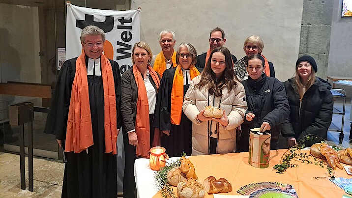 Zu sehen sind Mitwirkende des Gottesdienstes: Dekan Dr. Martin Hauff, Vorsitzende der Gesamtkirchengemeinde Ravensburg Dagmar Neuburger, Abteilungsleiter Migration und Internationale Diakonie Matthias Rose, Oberkirchenrätin Dr. Annette Noller, Ralf Brennecke, Konfirmandinnen der Stadtkirchengemeinde, Vorsitzende der Stadtkirchengemeinde Margret Bentele