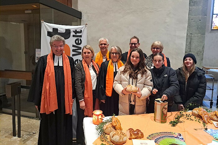 Zu sehen sind Mitwirkende des Gottesdienstes: Dekan Dr. Martin Hauff, Vorsitzende der Gesamtkirchengemeinde Ravensburg Dagmar Neuburger, Abteilungsleiter Migration und Internationale Diakonie Matthias Rose, Oberkirchenrätin Dr. Annette Noller, Ralf Brennecke, Konfirmandinnen der Stadtkirchengemeinde, Vorsitzende der Stadtkirchengemeinde Margret Bentele