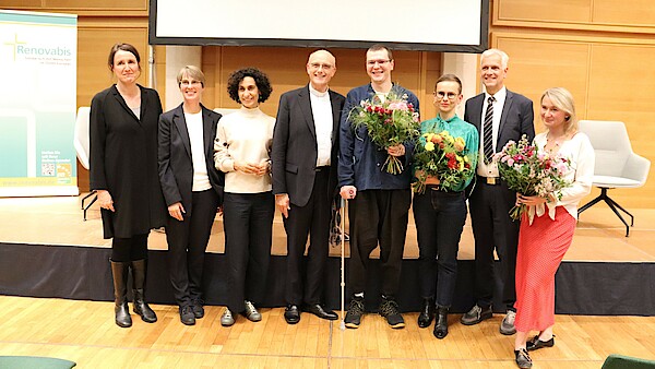 Gruppenbild der Gewinnerinnen, Gewinner und Unterstützer des Recherchepreis Osteuropa: Dr. Anneke Hudalla (n-ost), Moderatorin Renate Krekeler-Koch (Renovabis-Büro Berlin), Sonja Zekri (Journalistin SZ), Pfarrer Prof. Dr. Thomas Schwartz (Renovabis), Danil Usmanov, Emilia Sulek, Matthias Rose (Diakonisches Werk Württemberg) und Anna Alboth.