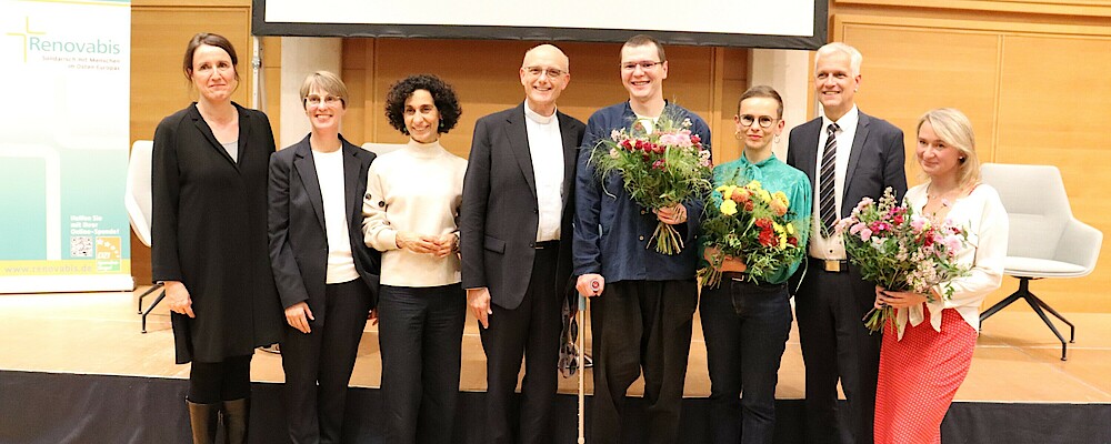 Gruppenbild der Gewinnerinnen, Gewinner und Unterstützer des Recherchepreis Osteuropa: Dr. Anneke Hudalla (n-ost), Moderatorin Renate Krekeler-Koch (Renovabis-Büro Berlin), Sonja Zekri (Journalistin SZ), Pfarrer Prof. Dr. Thomas Schwartz (Renovabis), Danil Usmanov, Emilia Sulek, Matthias Rose (Diakonisches Werk Württemberg) und Anna Alboth.