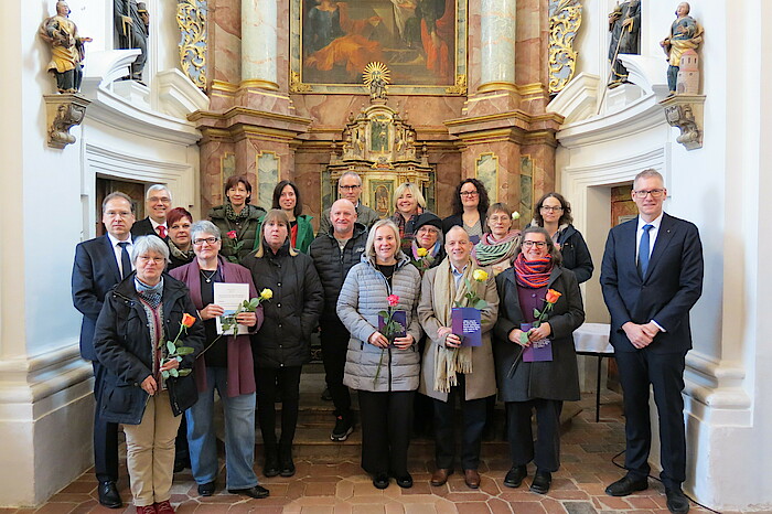 Die Jubilare beim Gruppenfoto in der Kirche mit Blumen