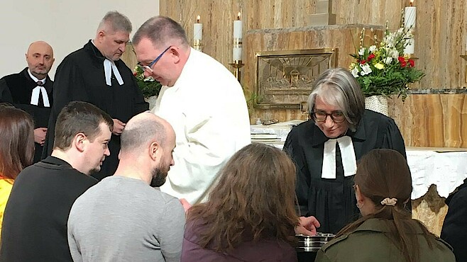 In einer Kirche wird beim Sonntagsgottesdienst das Abendmahl ausgeteilt.