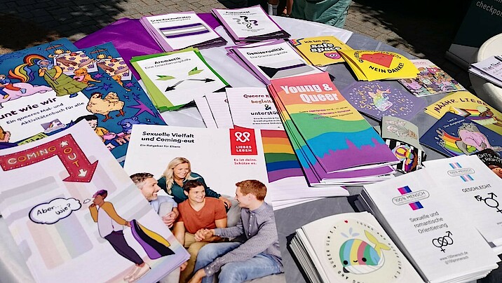 Bild zeigt einen Tisch mit ganz vielen bunten Flyern