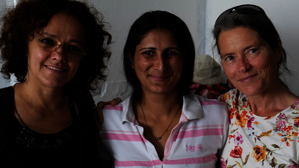 Drei Frauen schauen freundlich in die Kamera. Von links nach rechts: Velida Sahilovic, Gjemile, Ingrid Halbritter