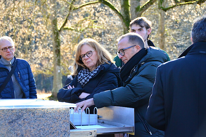 Dietmar Prexl und Heike Gennat lesen eine Schrift in der Gedenkstätte Grafeneck.